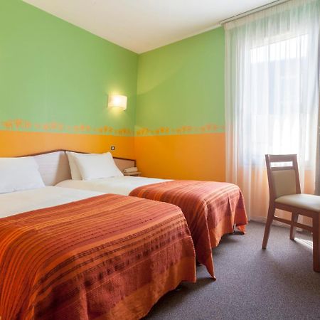 Brit Hotel Le Lion D'Or Шинон Экстерьер фото