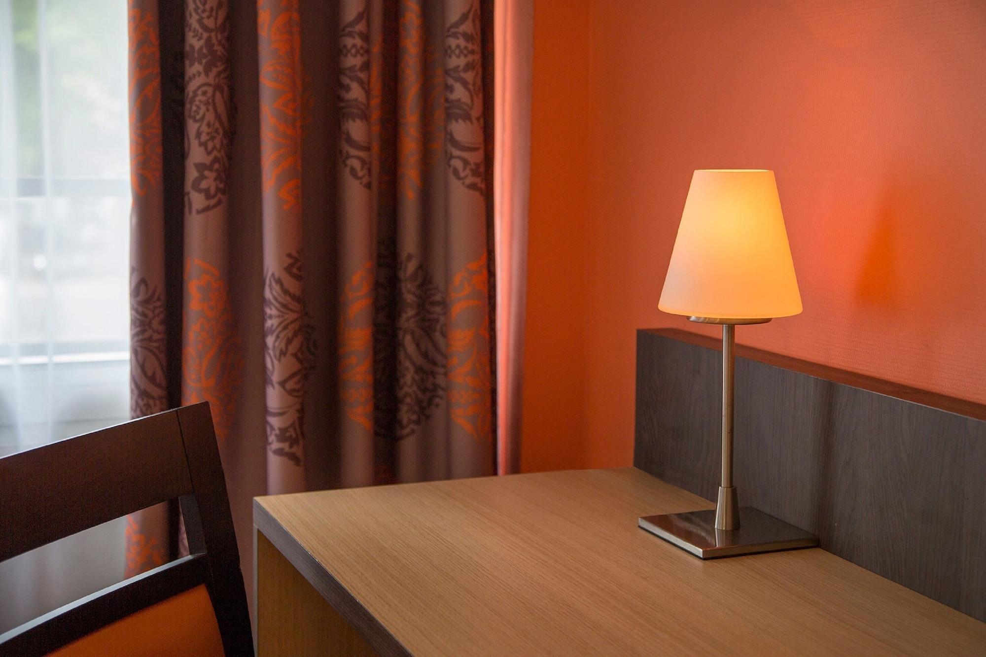Brit Hotel Le Lion D'Or Шинон Экстерьер фото