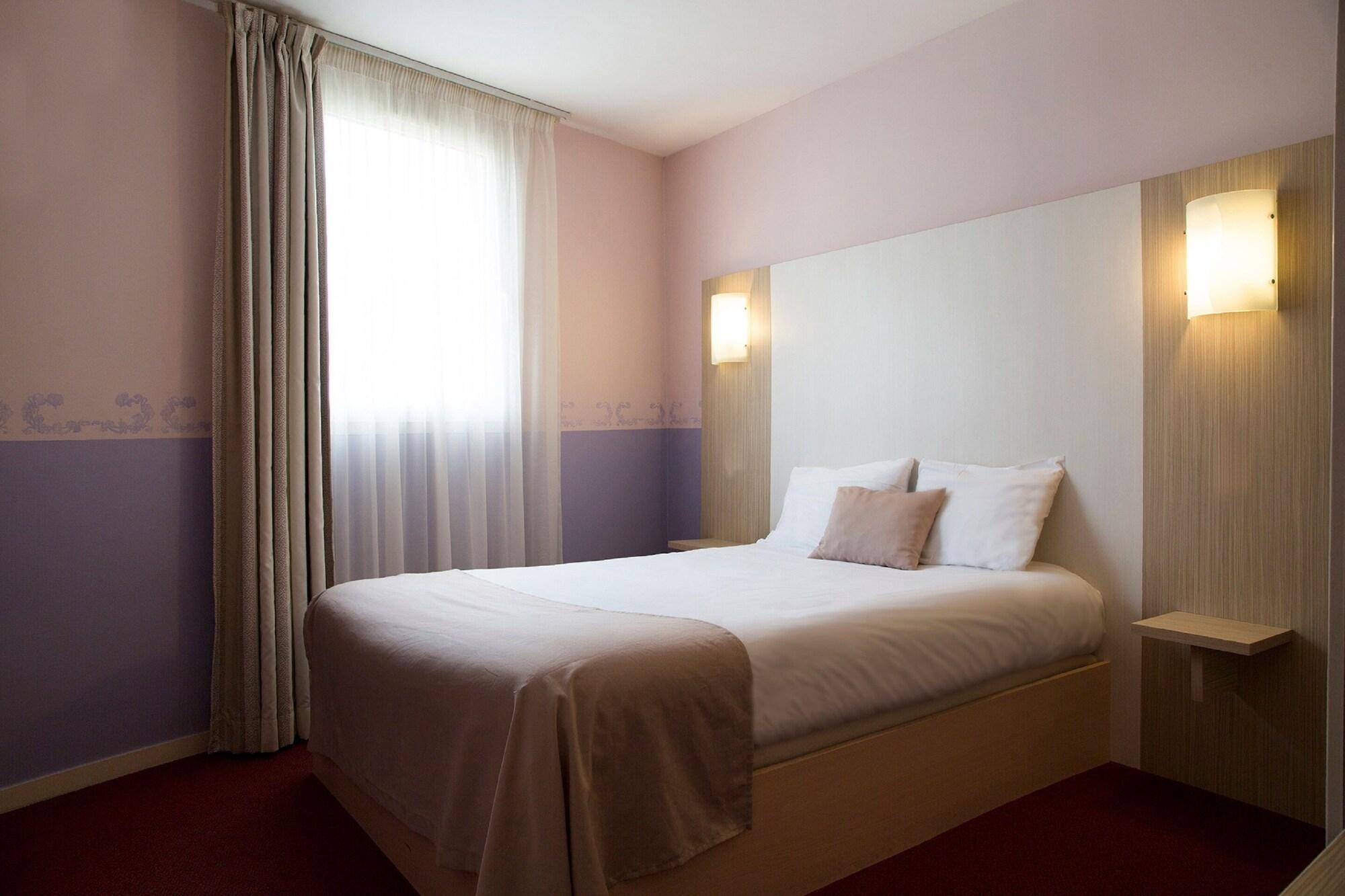 Brit Hotel Le Lion D'Or Шинон Экстерьер фото