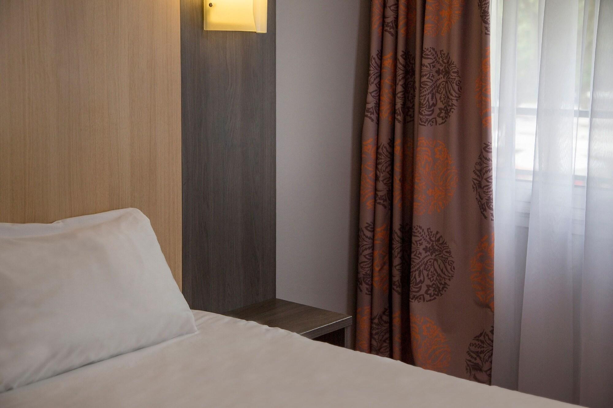 Brit Hotel Le Lion D'Or Шинон Экстерьер фото