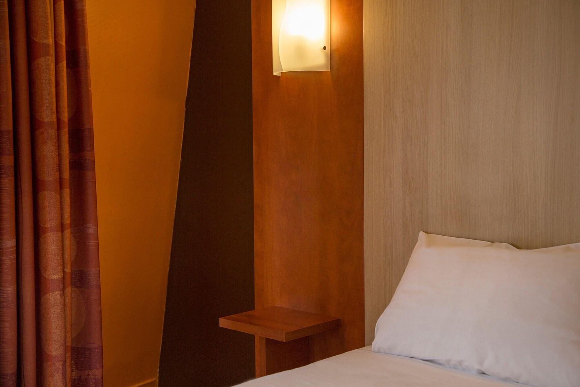 Brit Hotel Le Lion D'Or Шинон Экстерьер фото